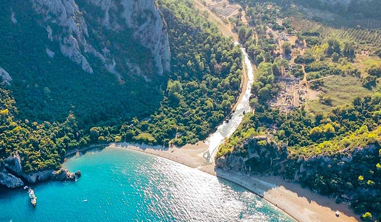 Olympos Plajı ve antik kent manzarası
